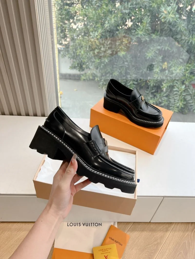 Refined Louis Vuitton Low Shoes 31638
