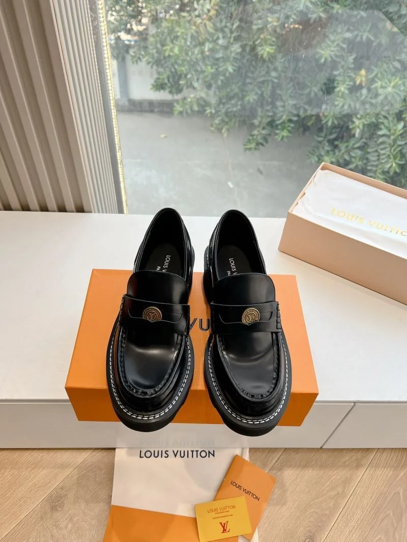 Refined Louis Vuitton Low Shoes 31638