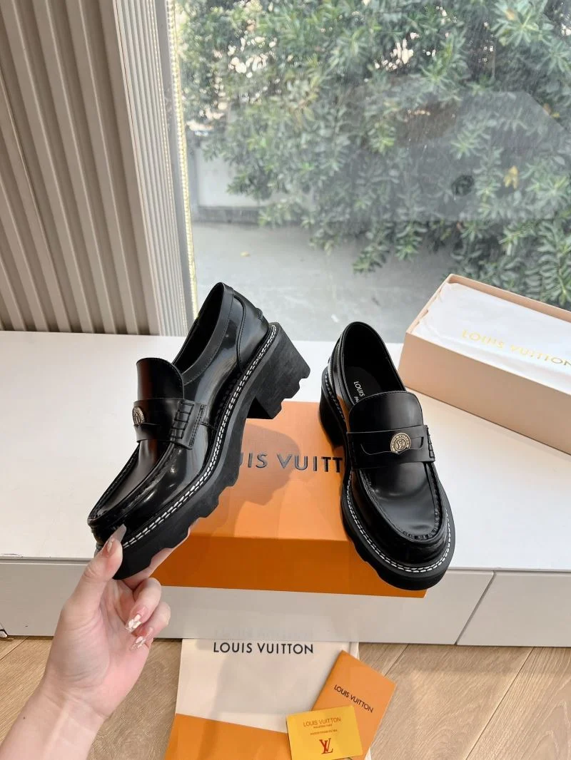 Refined Louis Vuitton Low Shoes 31638