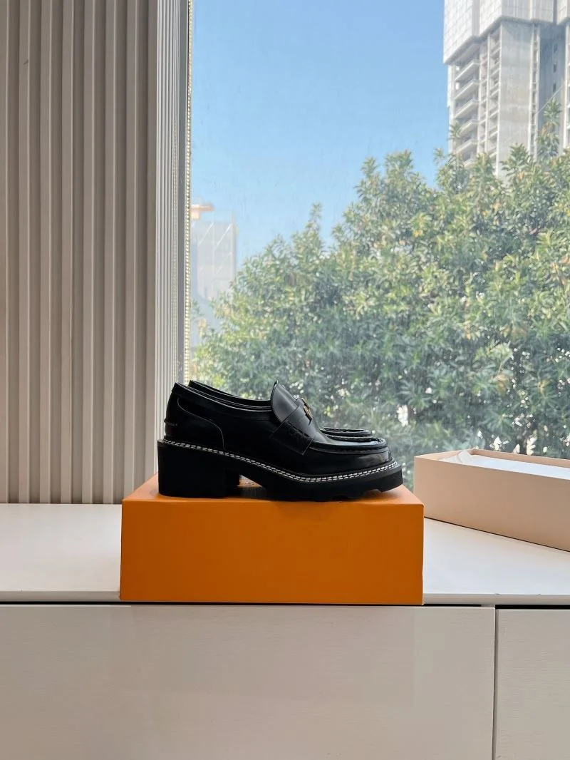 Refined Louis Vuitton Low Shoes 31638