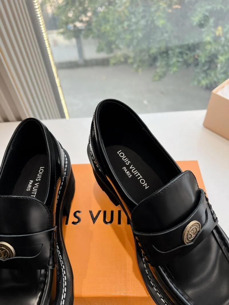 Refined Louis Vuitton Low Shoes 31638