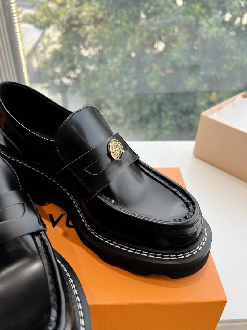 Refined Louis Vuitton Low Shoes 31638