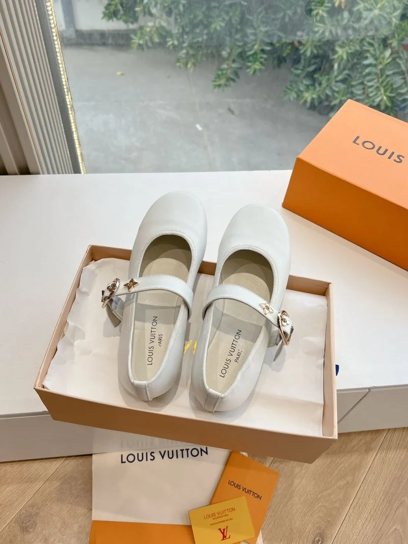 Resilient Louis Vuitton Low Shoes 31631