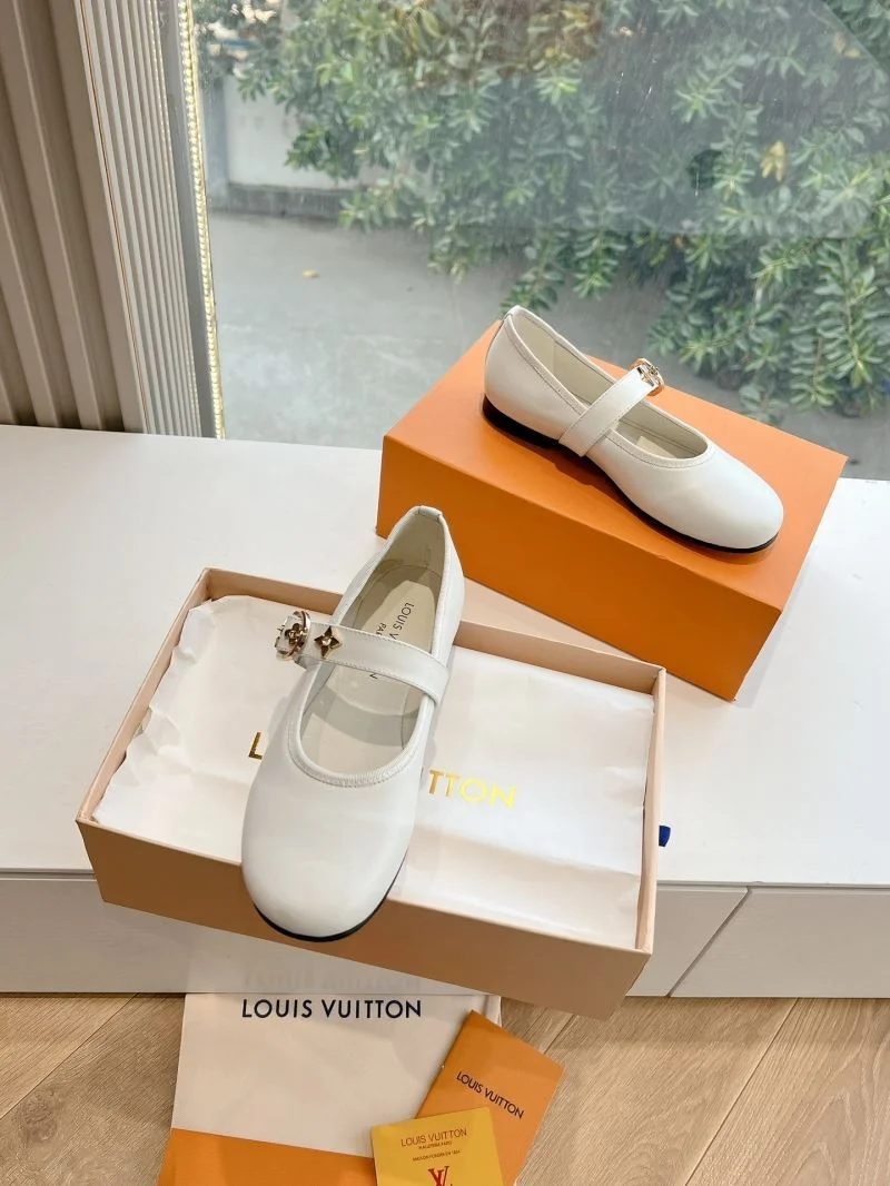 Resilient Louis Vuitton Low Shoes 31631