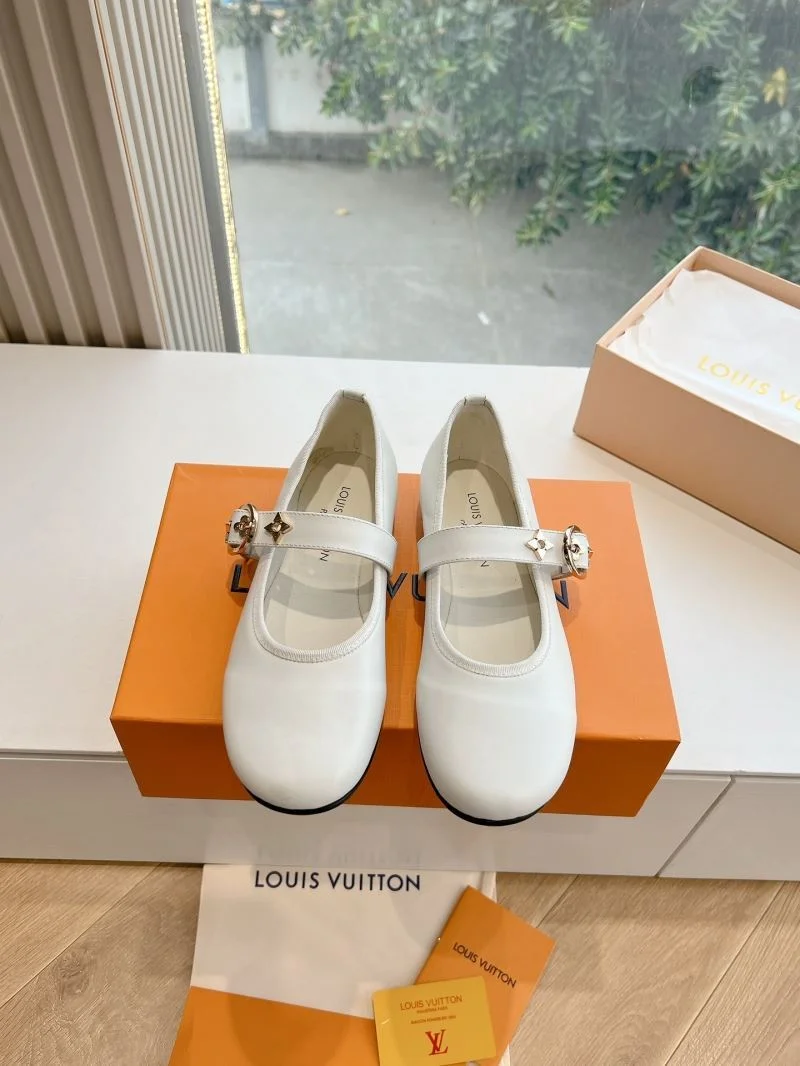 Resilient Louis Vuitton Low Shoes 31631