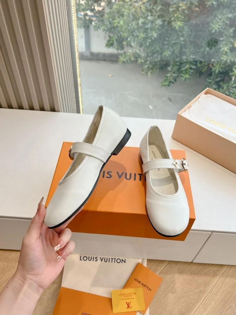 Resilient Louis Vuitton Low Shoes 31631