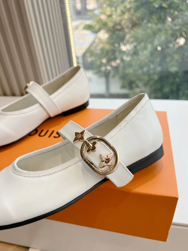 Resilient Louis Vuitton Low Shoes 31631