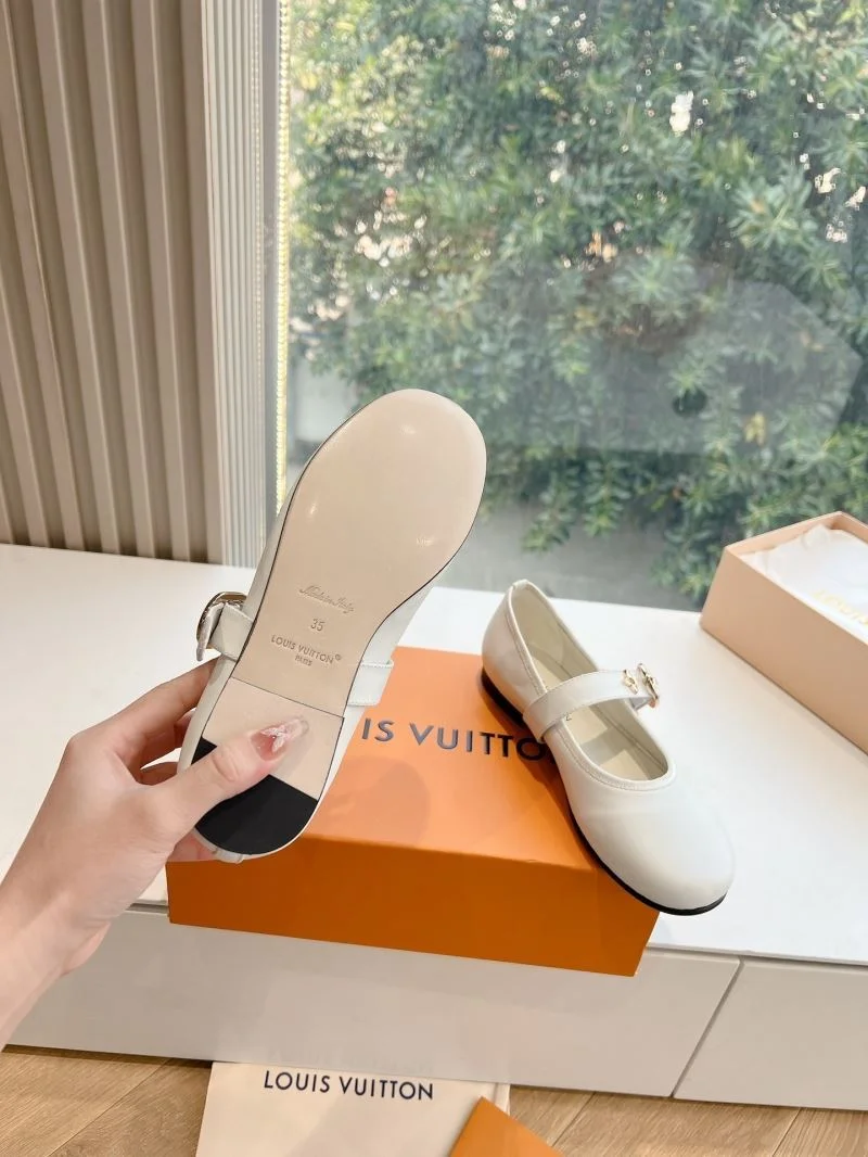 Resilient Louis Vuitton Low Shoes 31631