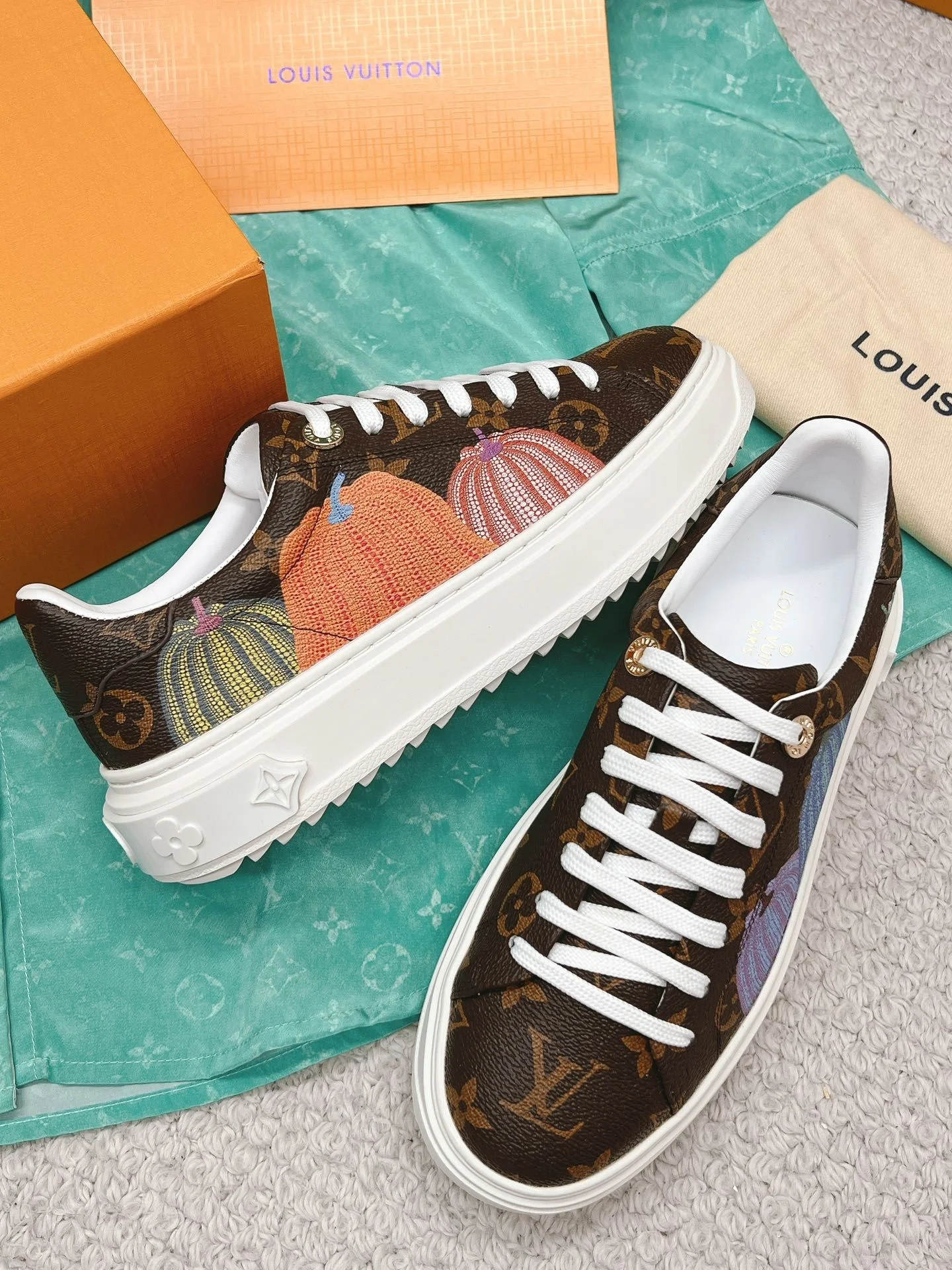 Louis Vuitton Low Shoes Bright 31634