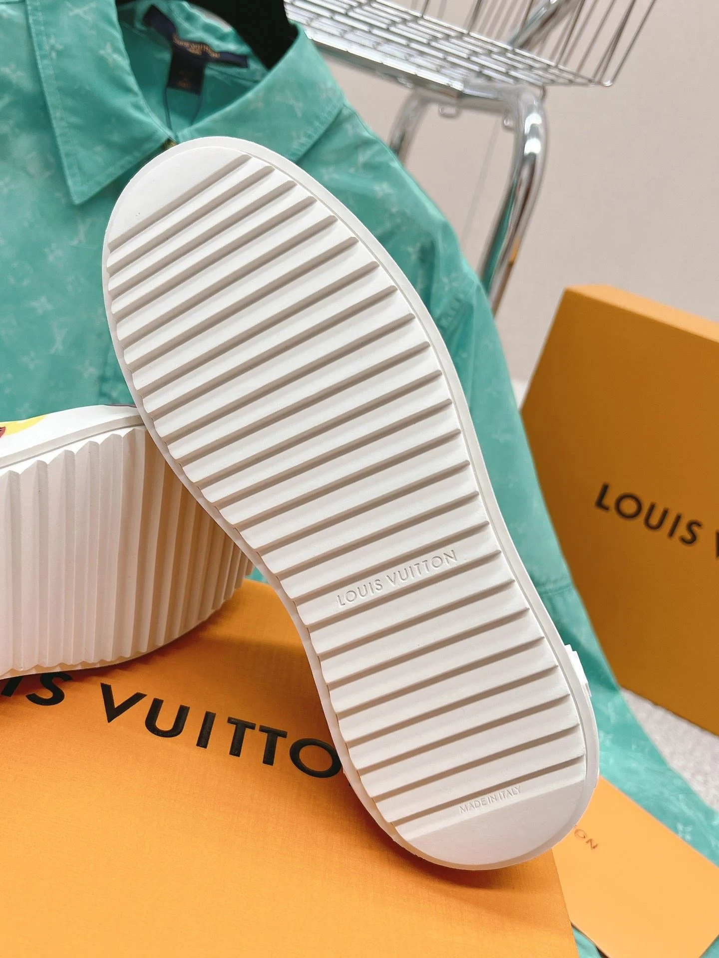 Louis Vuitton Low Shoes Chic 31627