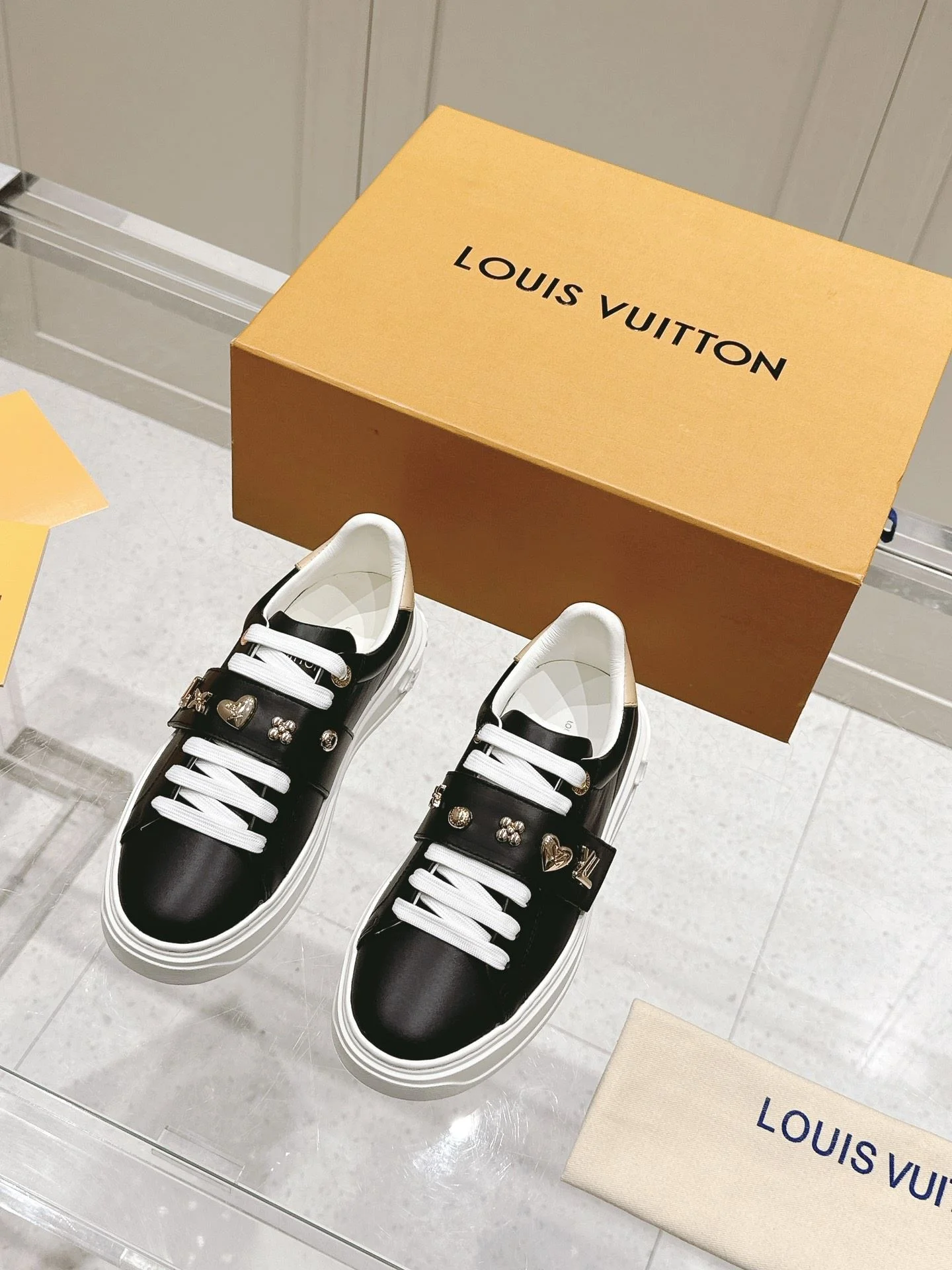 Functional Louis Vuitton Low Shoes 31616