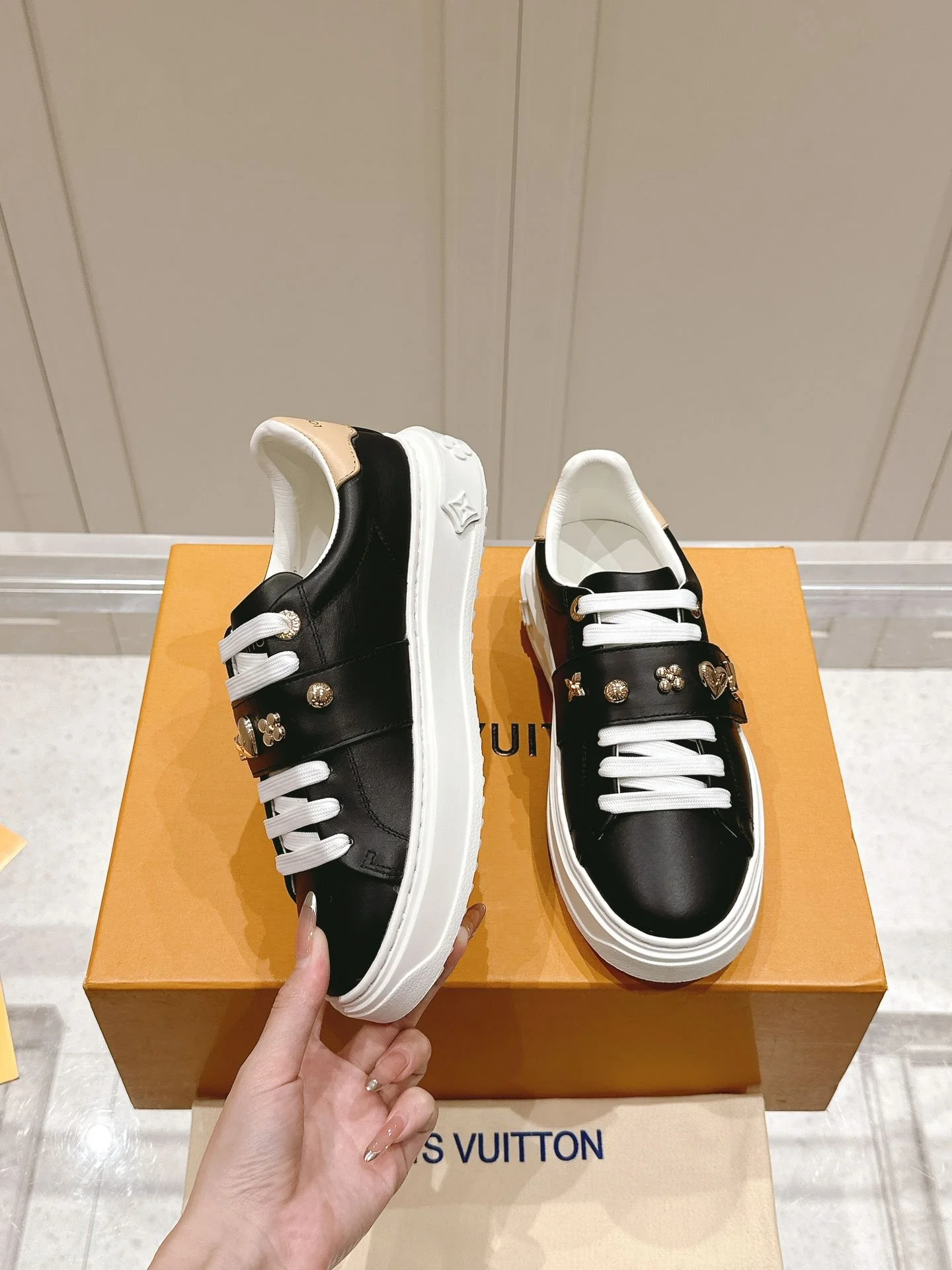 Functional Louis Vuitton Low Shoes 31616