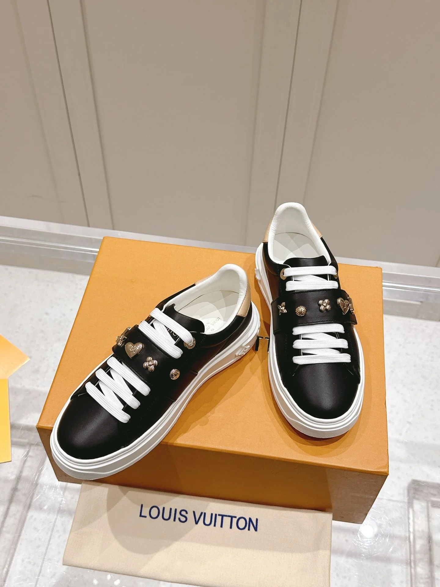 Functional Louis Vuitton Low Shoes 31616