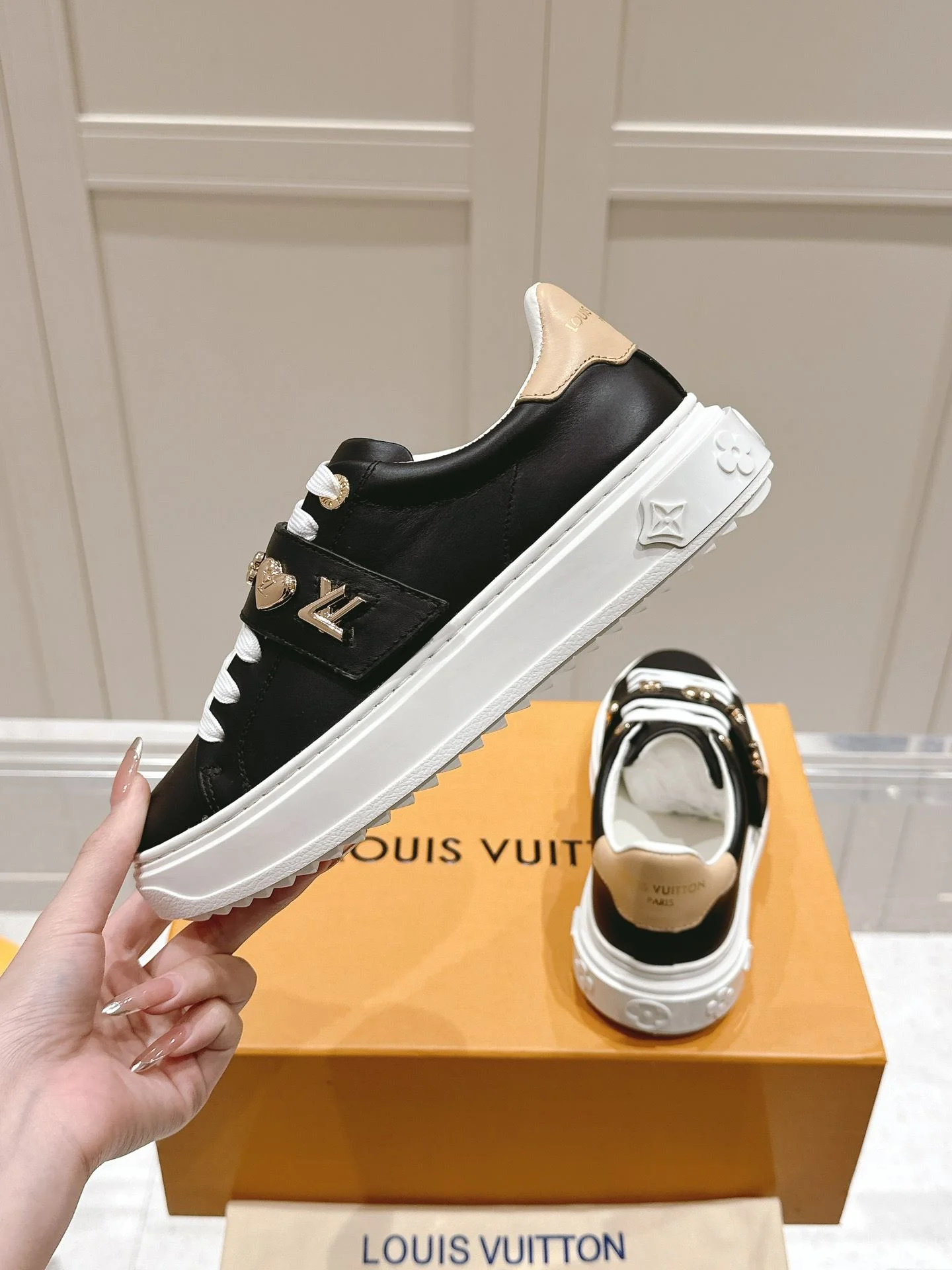 Functional Louis Vuitton Low Shoes 31616