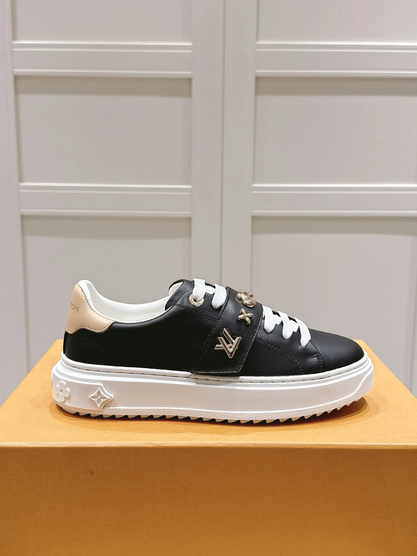 Functional Louis Vuitton Low Shoes 31616