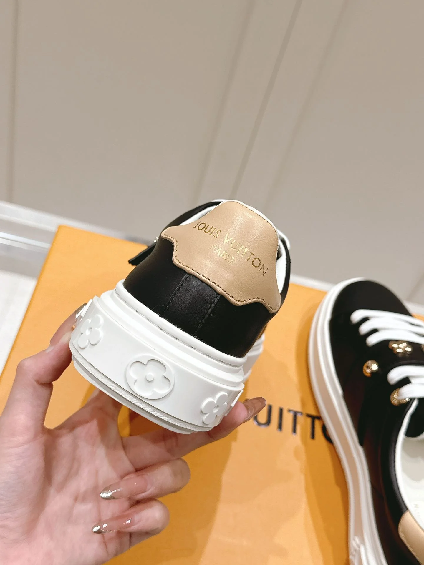 Functional Louis Vuitton Low Shoes 31616