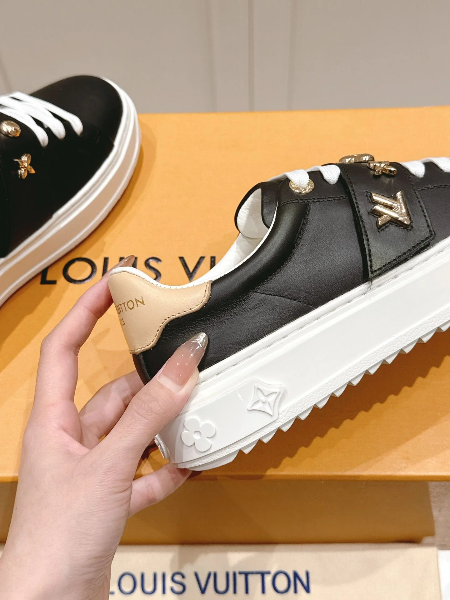Functional Louis Vuitton Low Shoes 31616