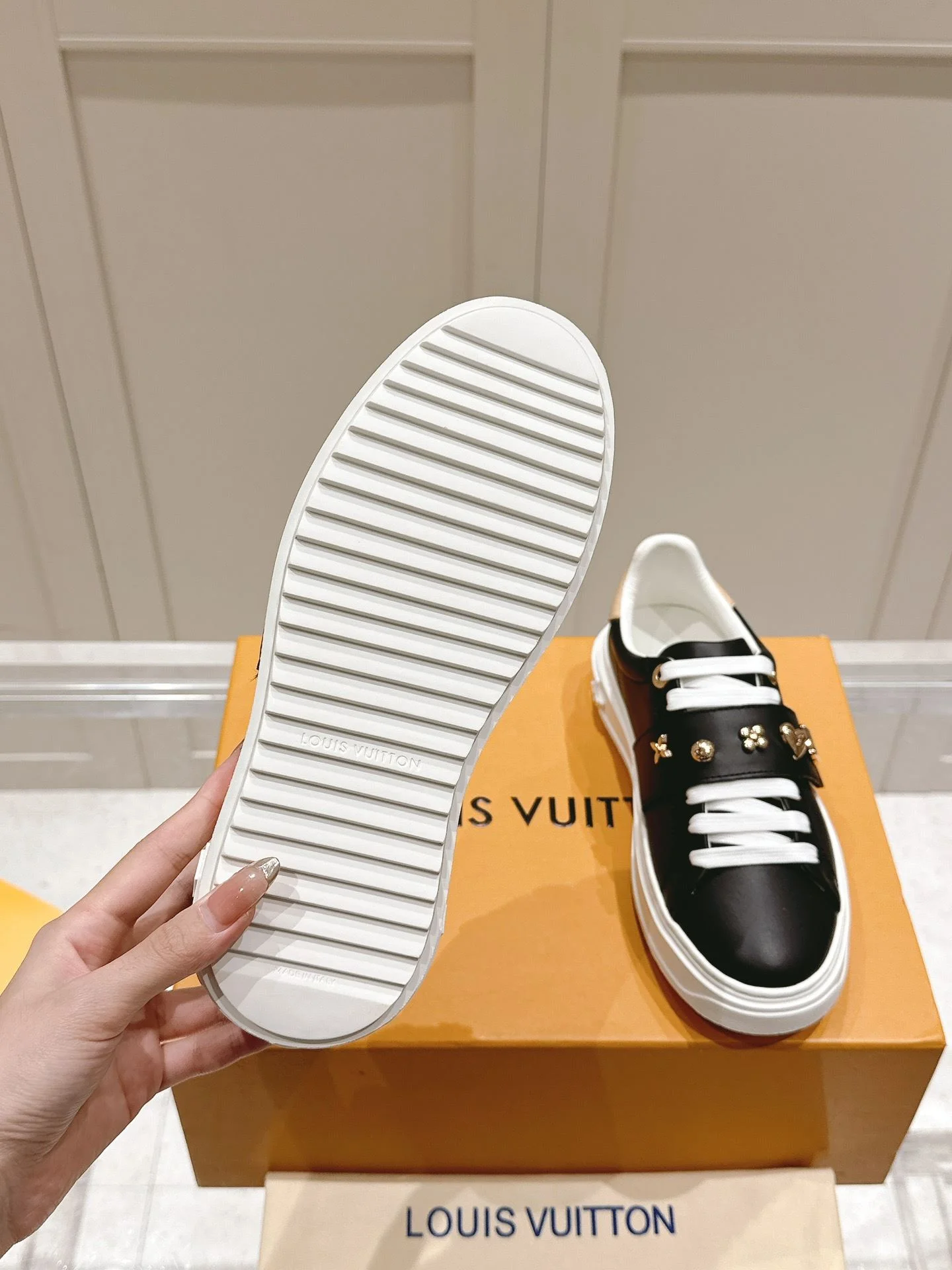 Functional Louis Vuitton Low Shoes 31616