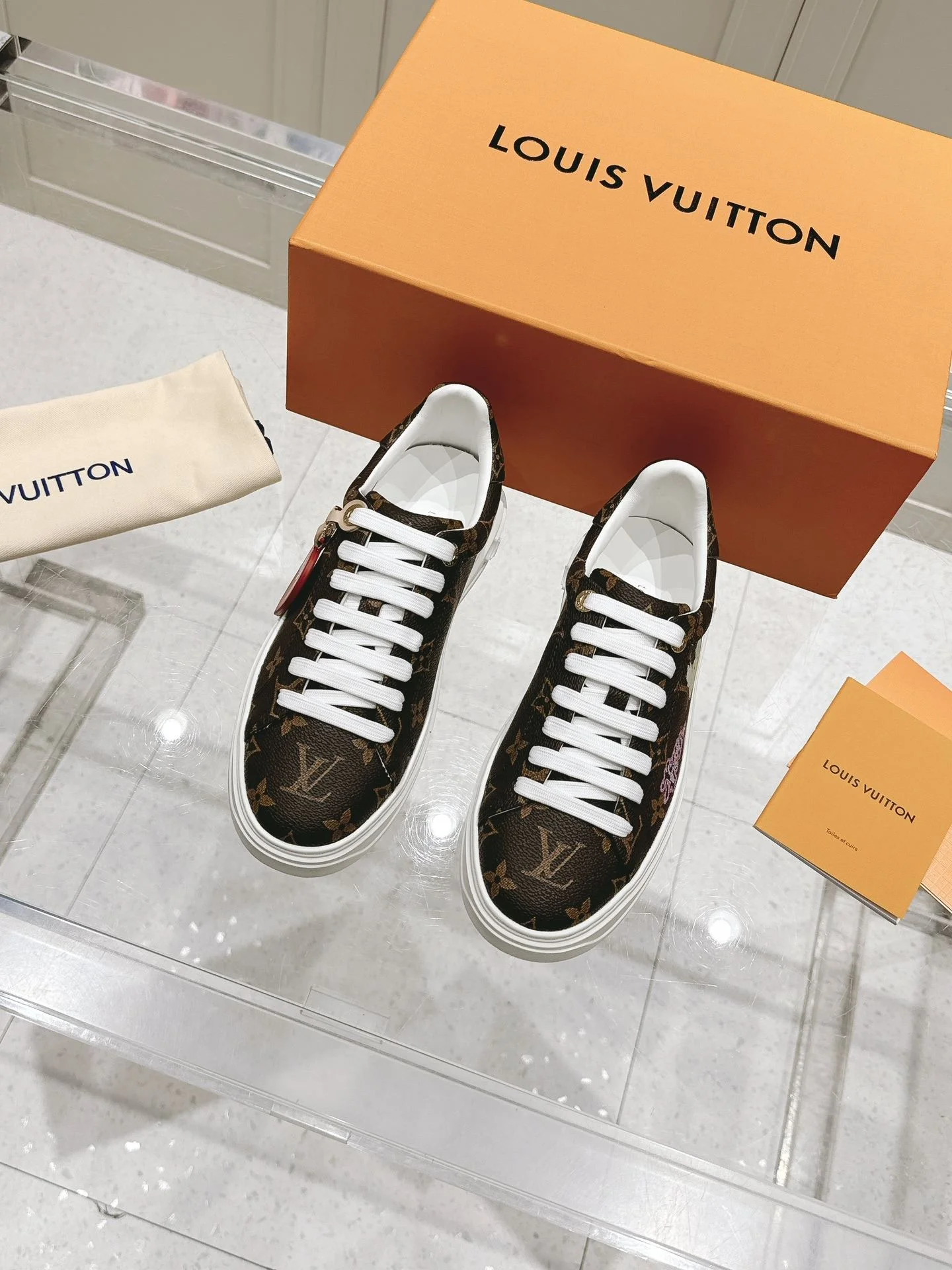 Louis Vuitton Low Shoes Elegant 31622
