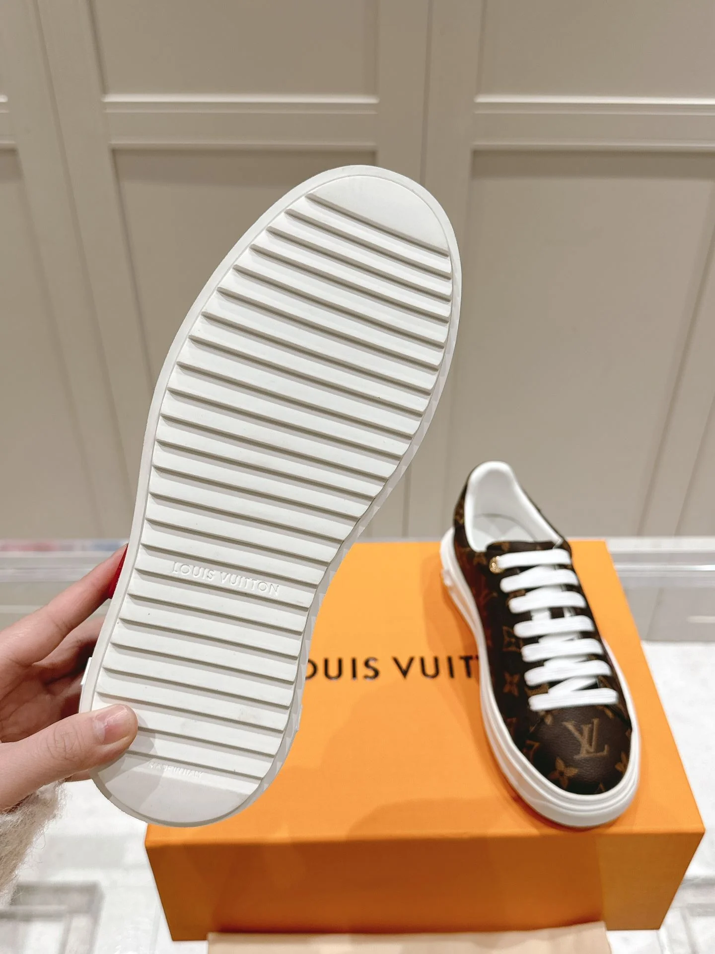 Louis Vuitton Low Shoes Elegant 31622