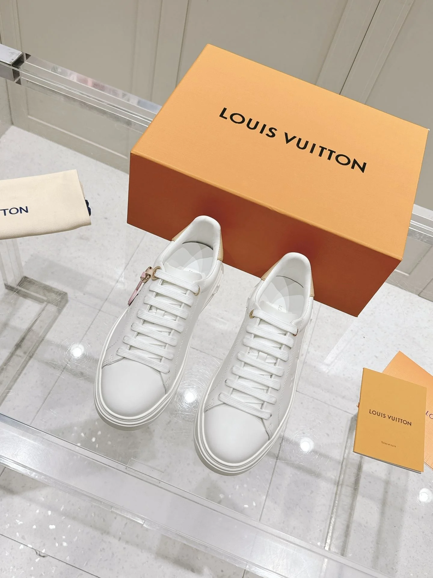 Effortless Louis Vuitton Low Shoes 31625