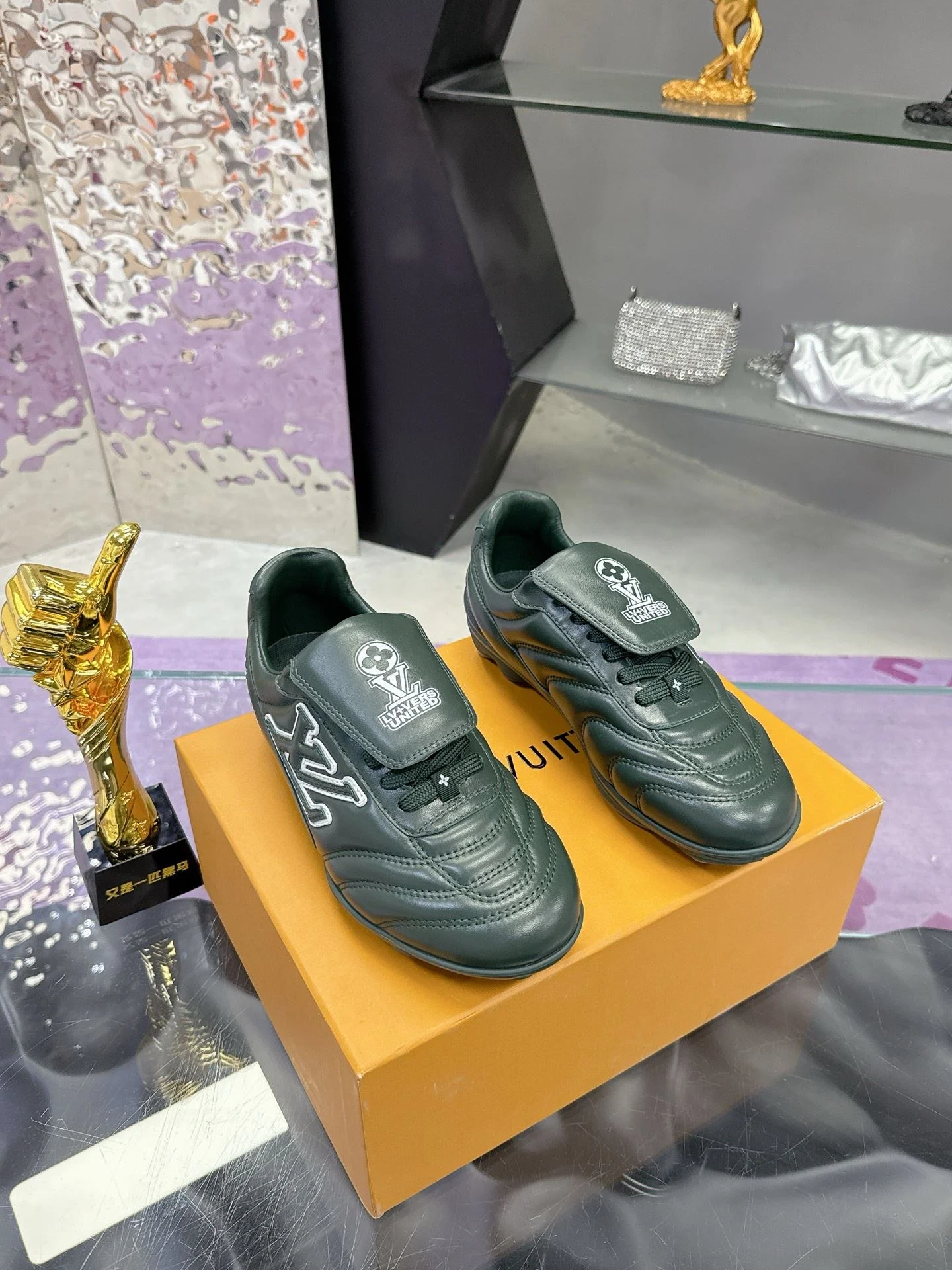Louis Vuitton Low Shoes FreshLook 31626