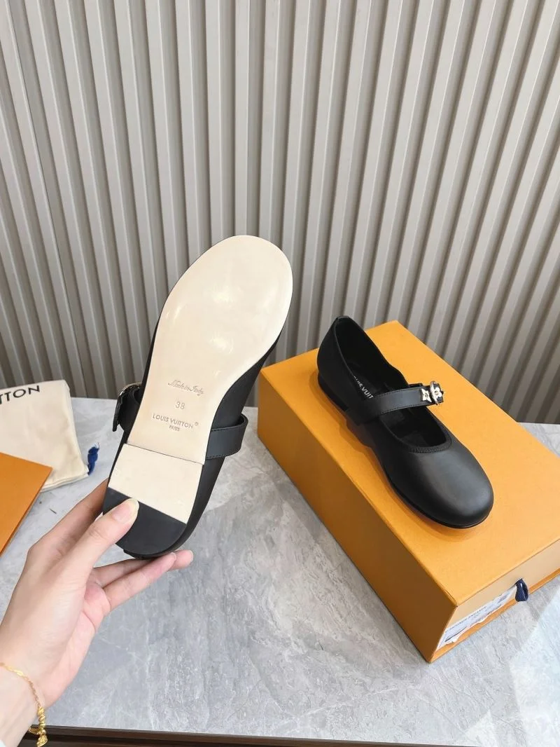 WeatherProof Louis Vuitton Low Shoes 31624