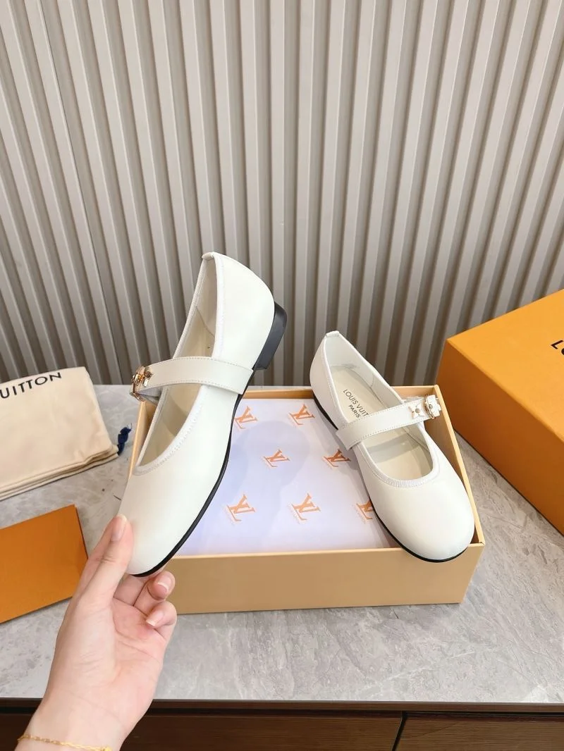 Louis Vuitton Low Shoes Bold 31628