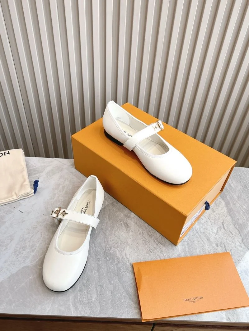 Louis Vuitton Low Shoes Bold 31628