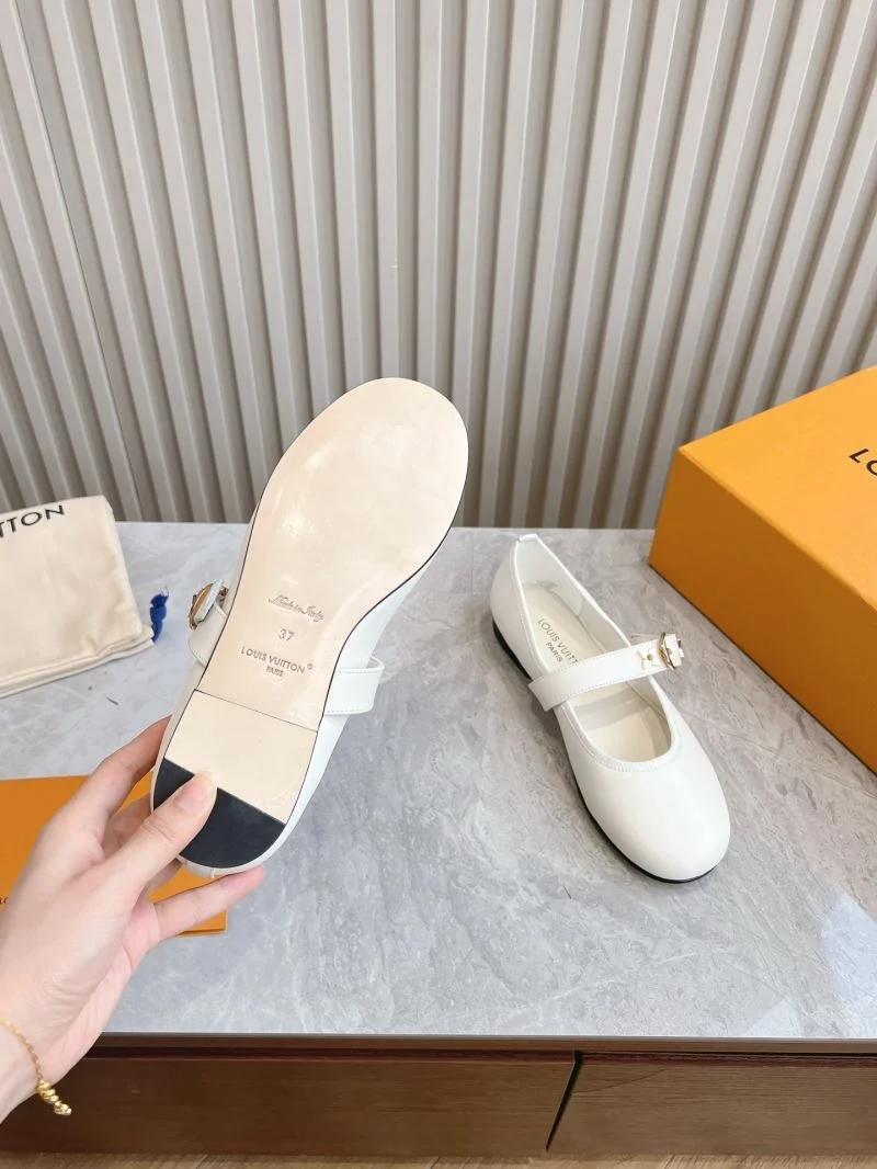 Louis Vuitton Low Shoes Bold 31628