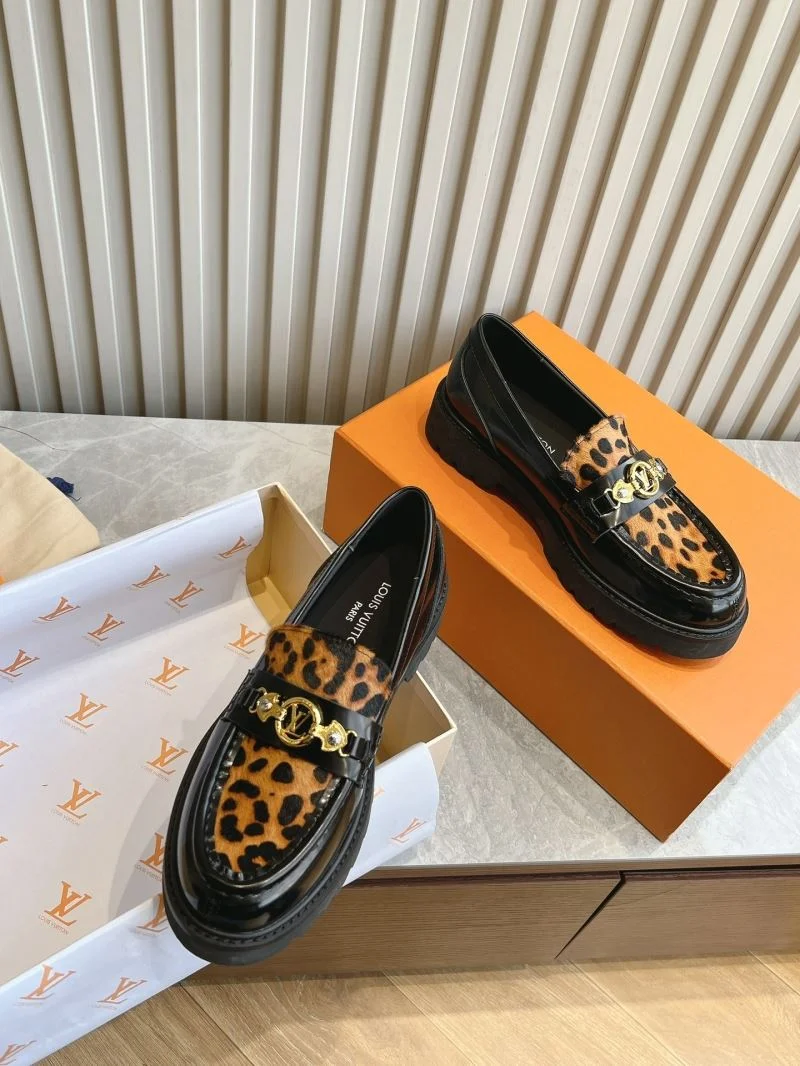 RelaxedFit Louis Vuitton Low Shoes 31617