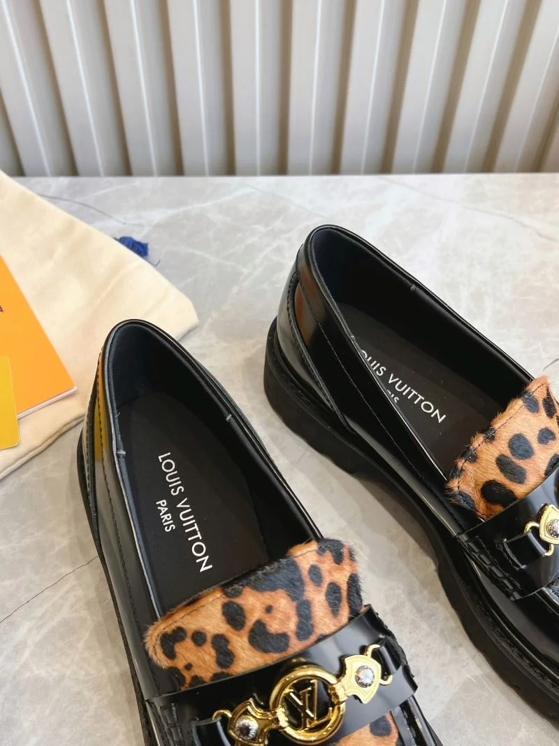 RelaxedFit Louis Vuitton Low Shoes 31617