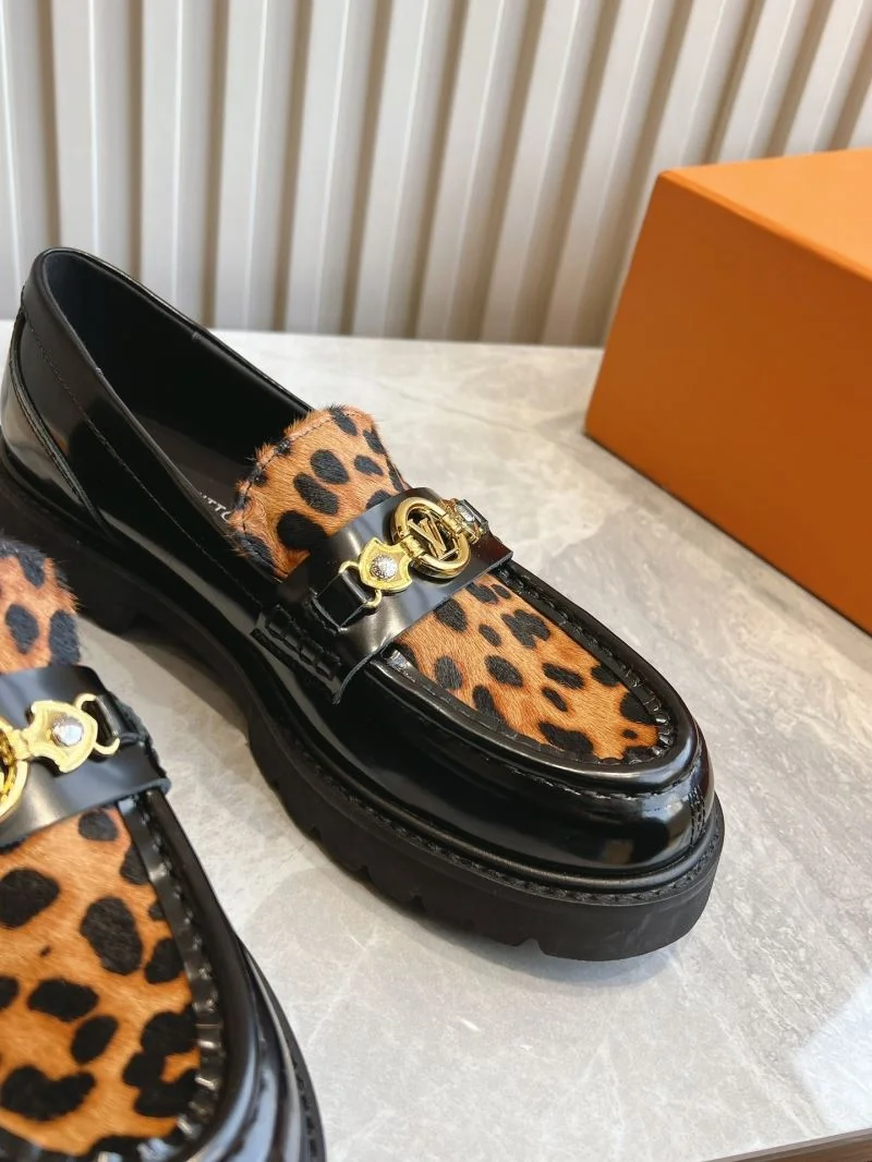 RelaxedFit Louis Vuitton Low Shoes 31617