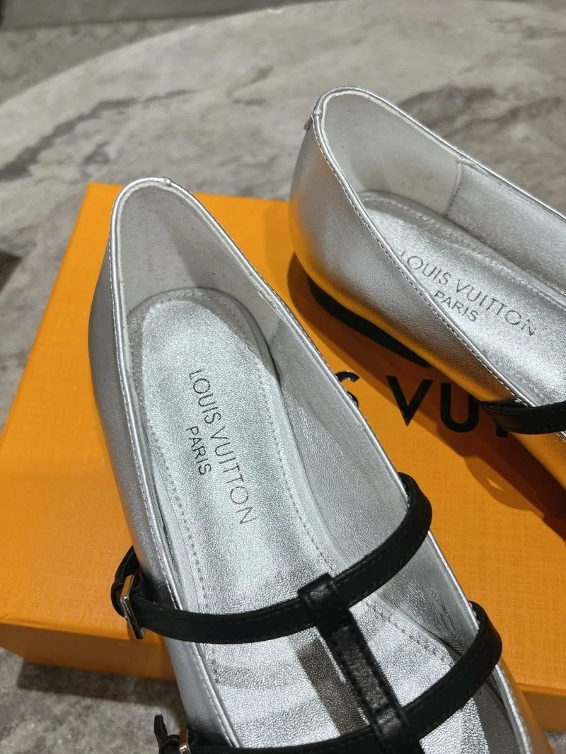 Louis Vuitton Low Shoes Supportive 32315