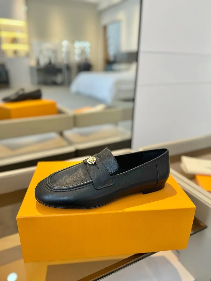 Elegant Louis Vuitton Low Shoes 31945