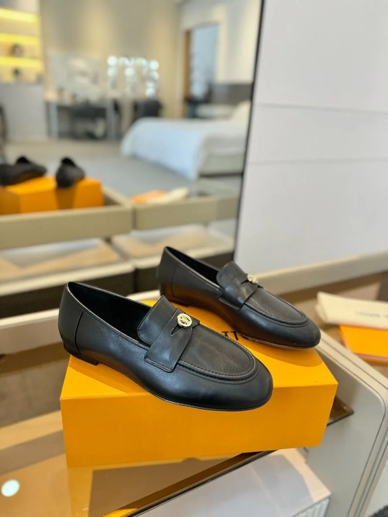 Elegant Louis Vuitton Low Shoes 31945
