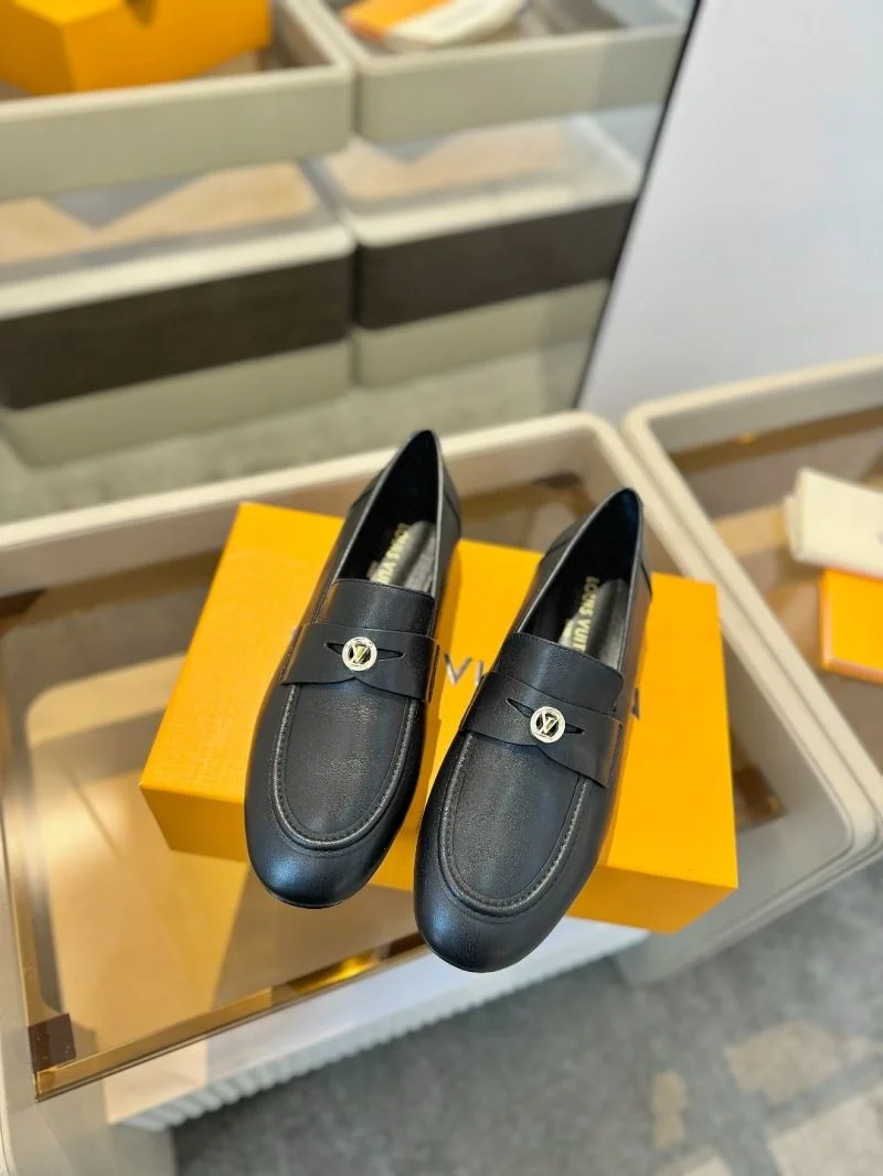 Elegant Louis Vuitton Low Shoes 31945