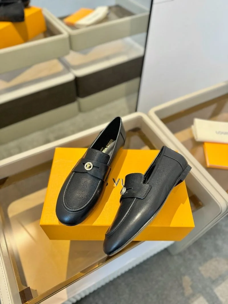 Elegant Louis Vuitton Low Shoes 31945