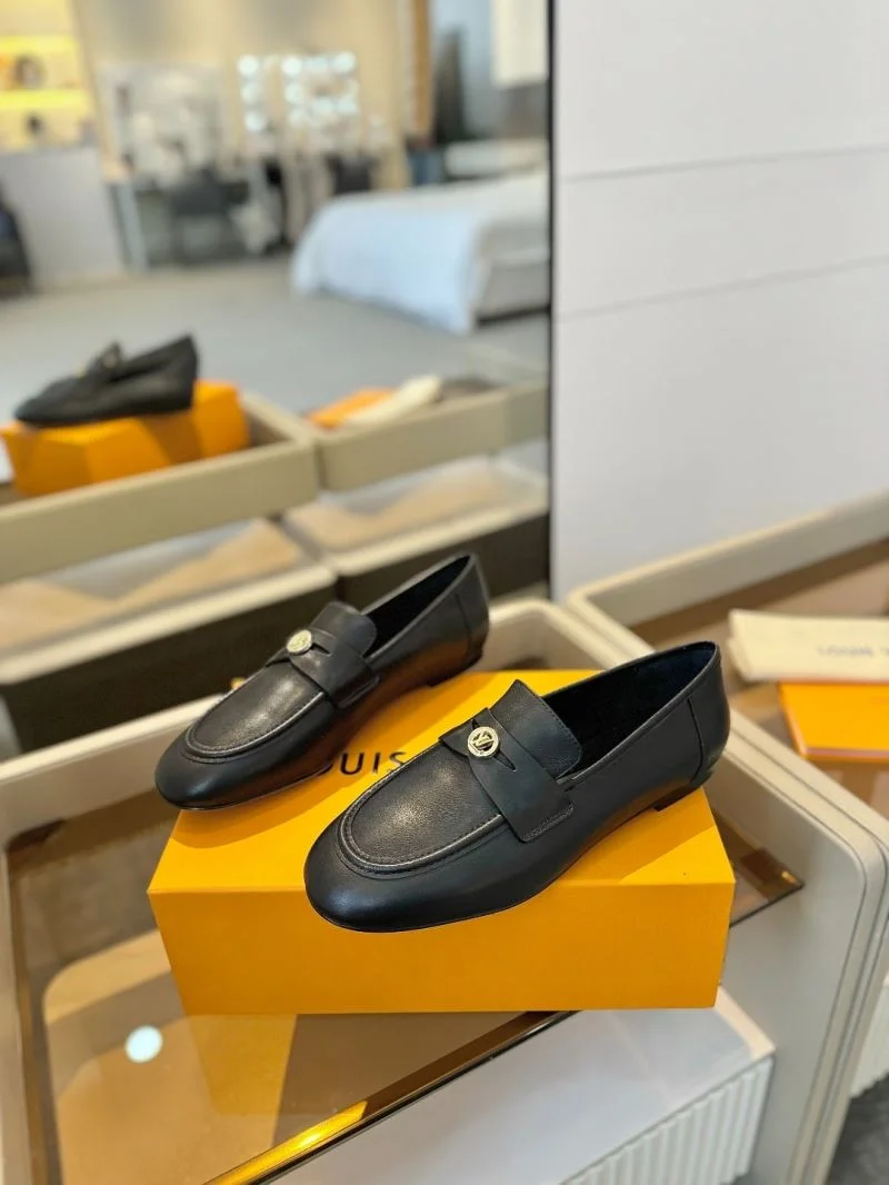 Elegant Louis Vuitton Low Shoes 31945