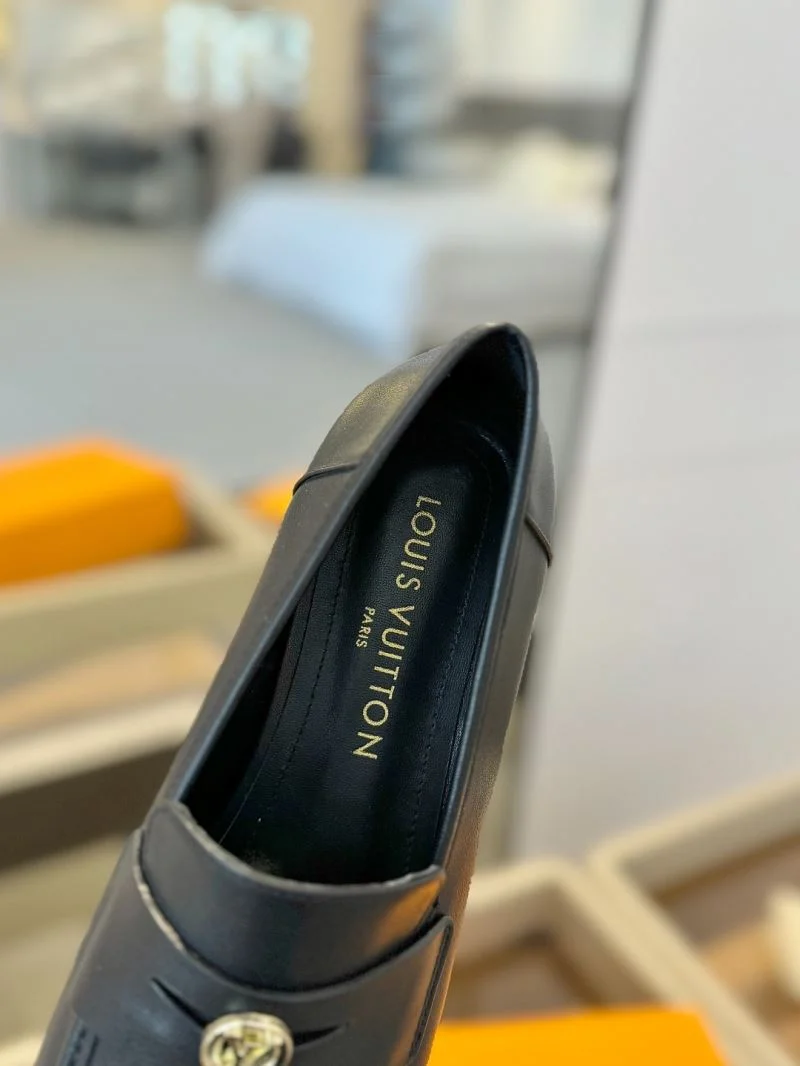 Elegant Louis Vuitton Low Shoes 31945