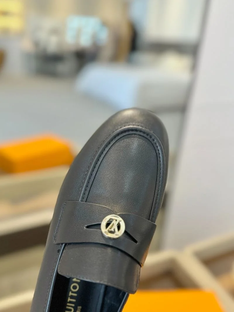 Elegant Louis Vuitton Low Shoes 31945