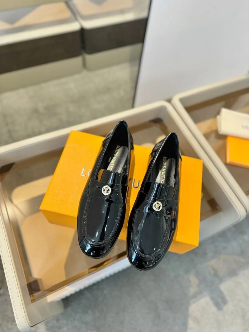 Snug Louis Vuitton Low Shoes 31930