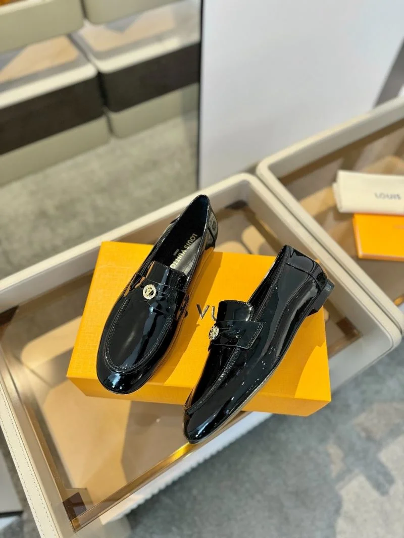 Snug Louis Vuitton Low Shoes 31930