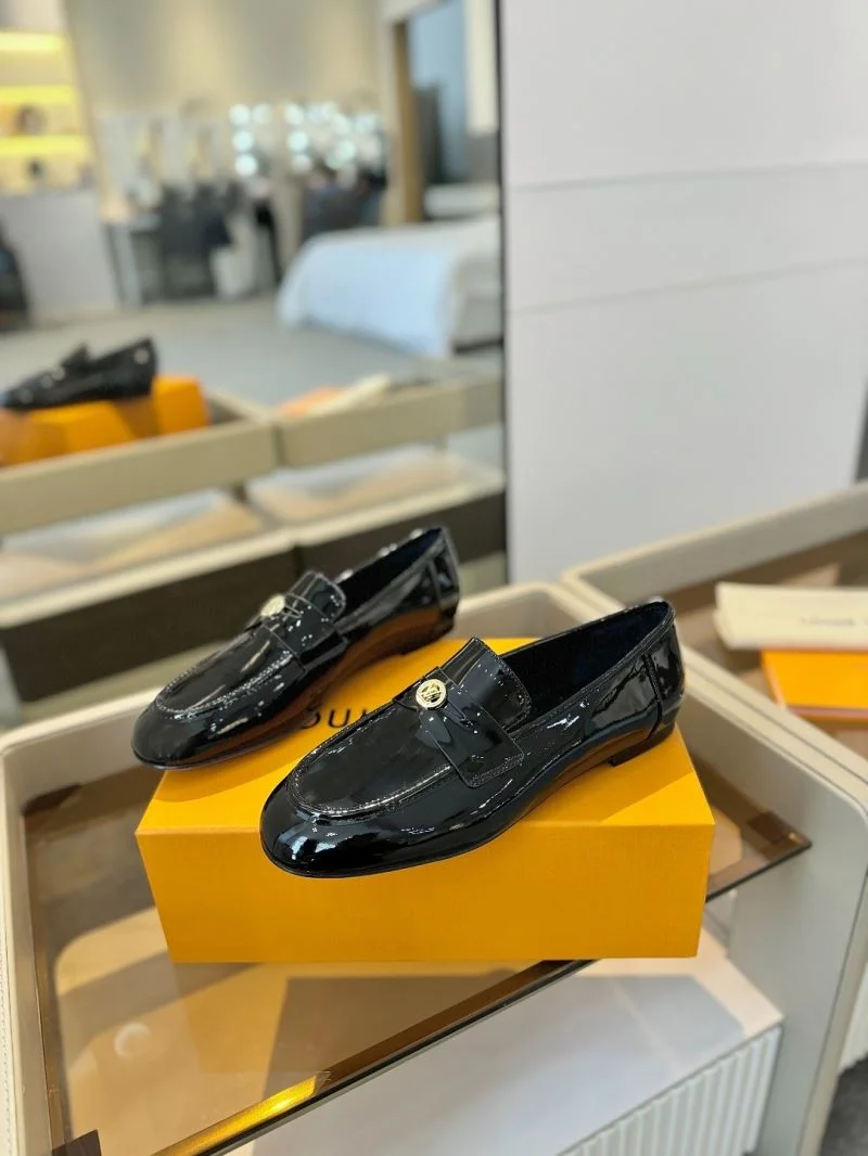 Snug Louis Vuitton Low Shoes 31930