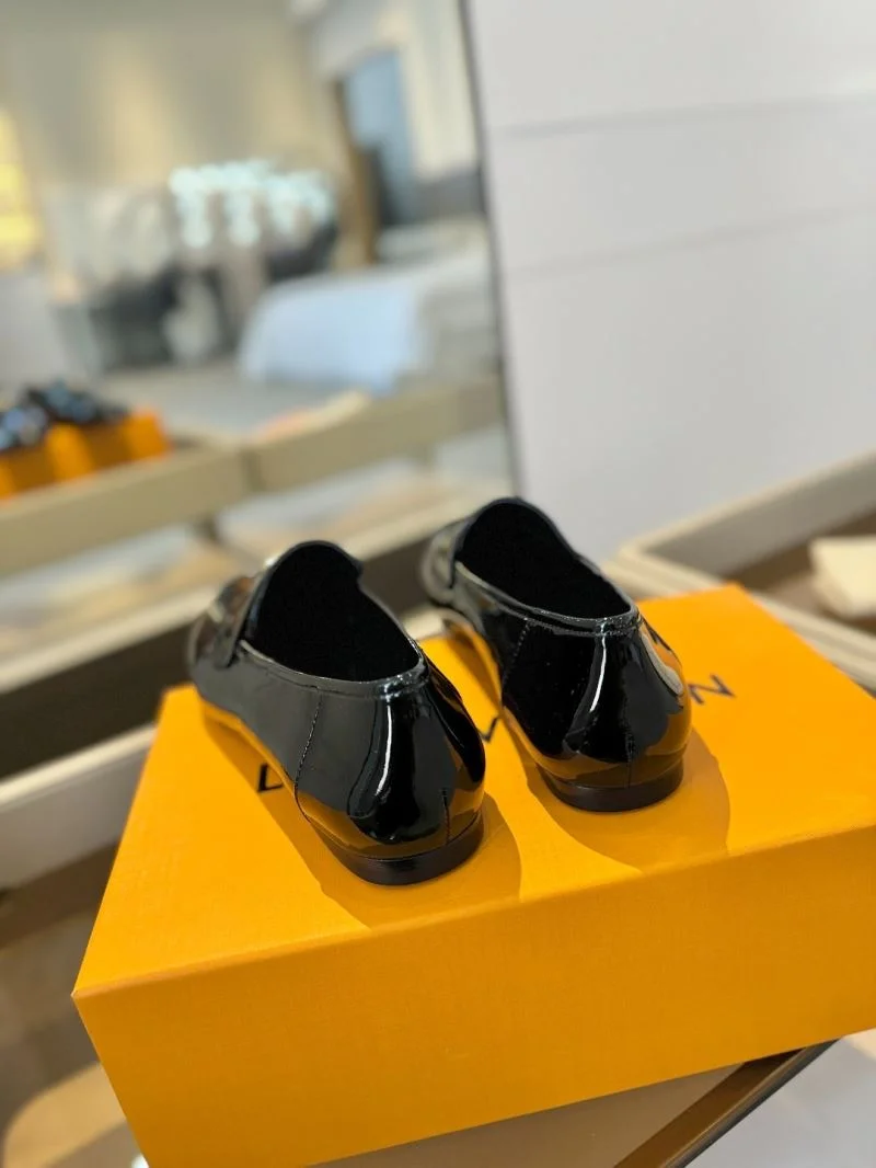 Snug Louis Vuitton Low Shoes 31930
