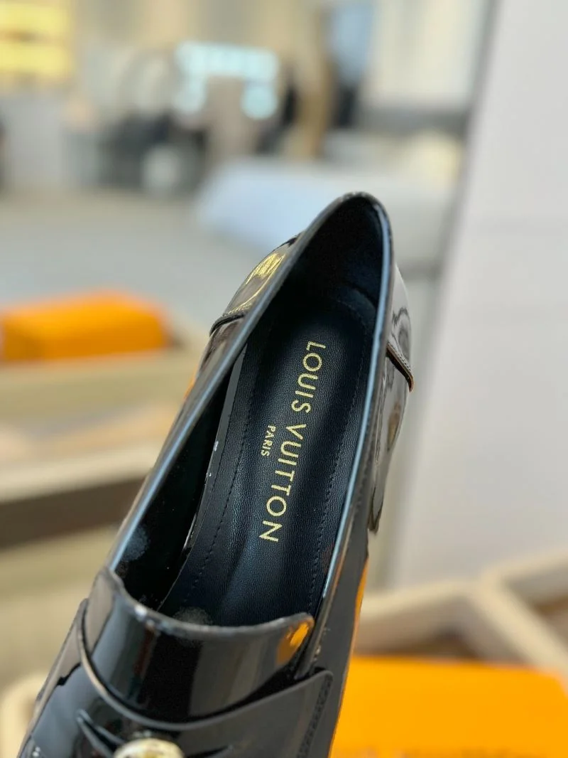 Snug Louis Vuitton Low Shoes 31930