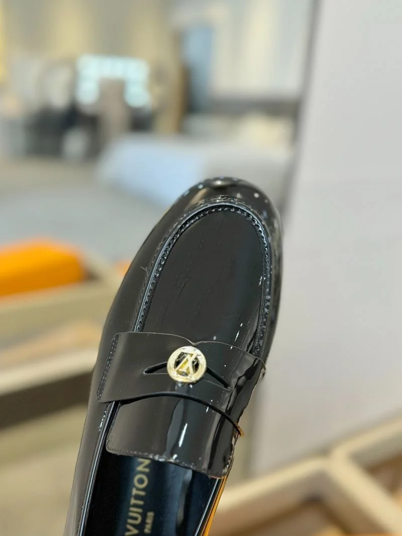 Snug Louis Vuitton Low Shoes 31930