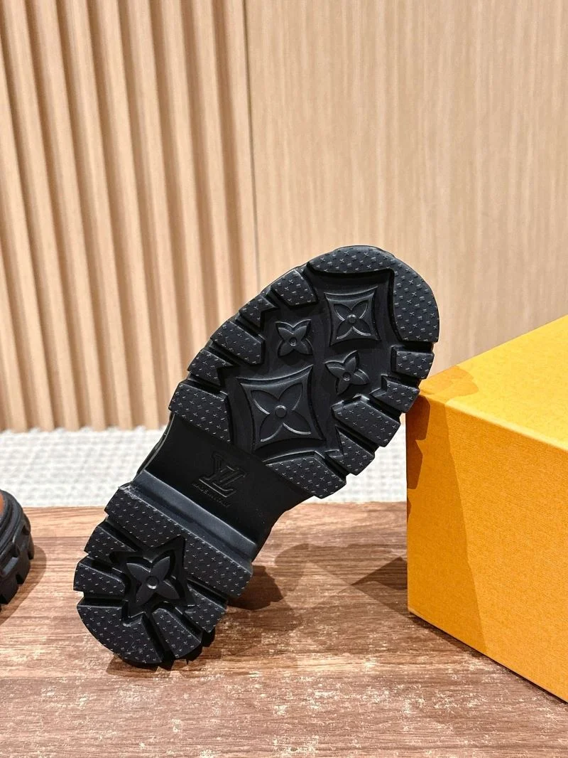 Neat Louis Vuitton Low Shoes 31935
