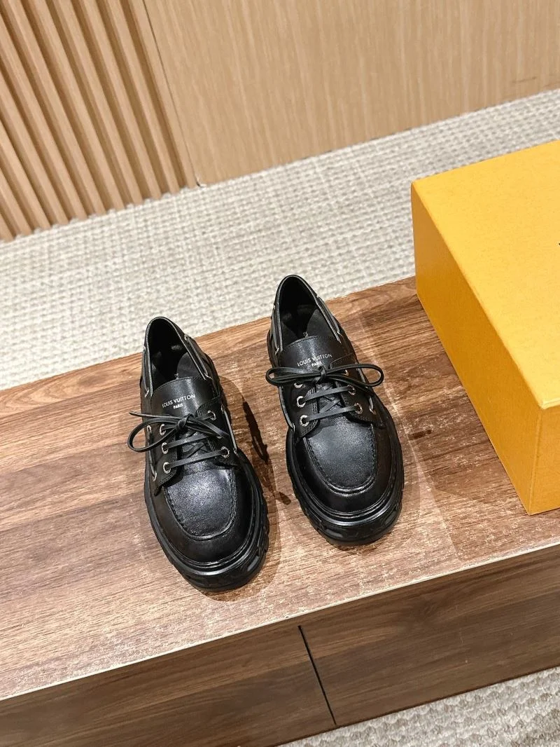 Compact Louis Vuitton Low Shoes 31927