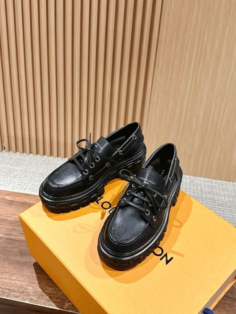 Compact Louis Vuitton Low Shoes 31927